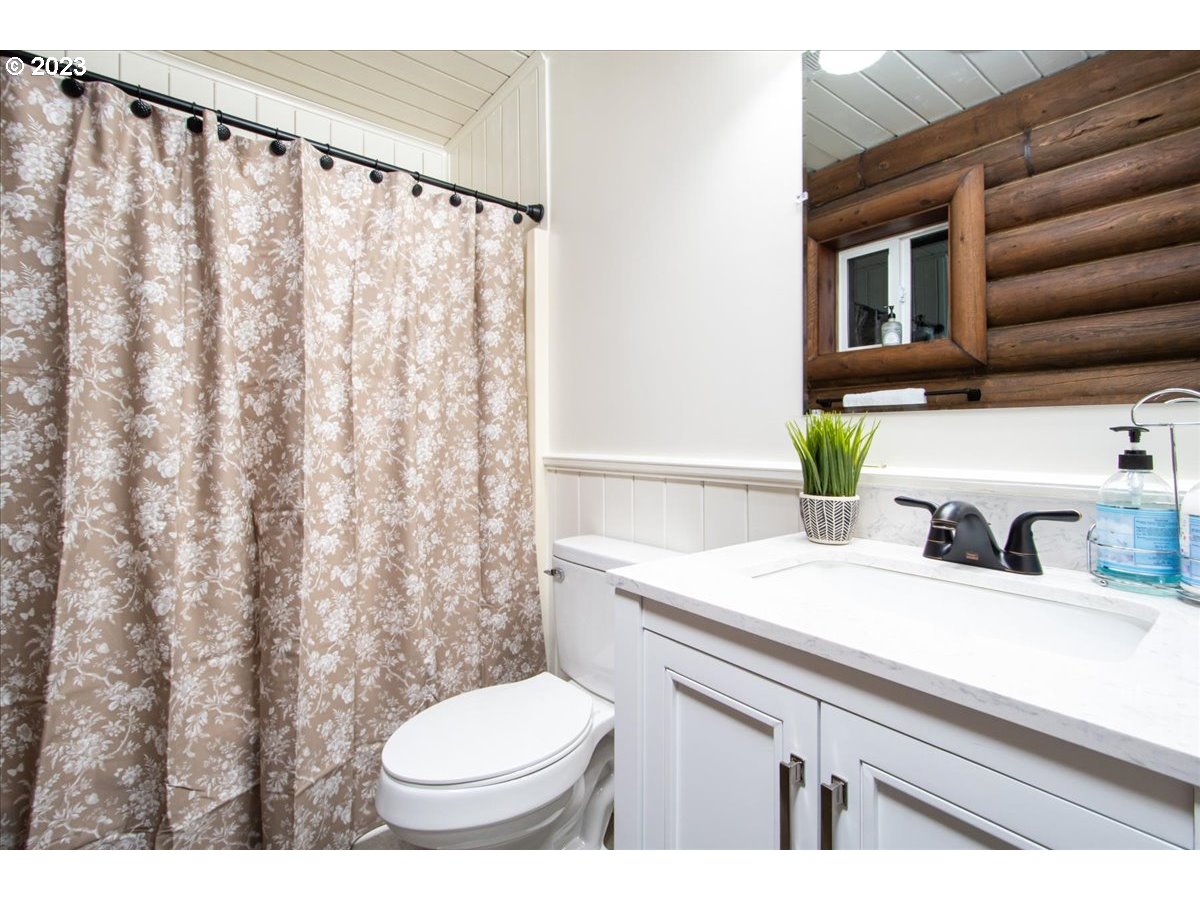 101 Shelley Road Longview, WA 98632 - Photo 19 of 33 a bathroom with a sink a toilet and shower