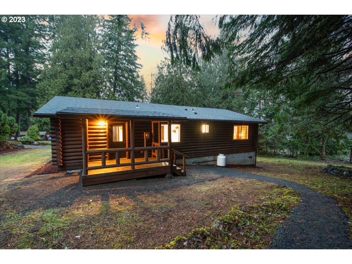 101 Shelley Road Longview, WA 98632 - Photo 23 of 33 a view of a house with backyard and sitting area