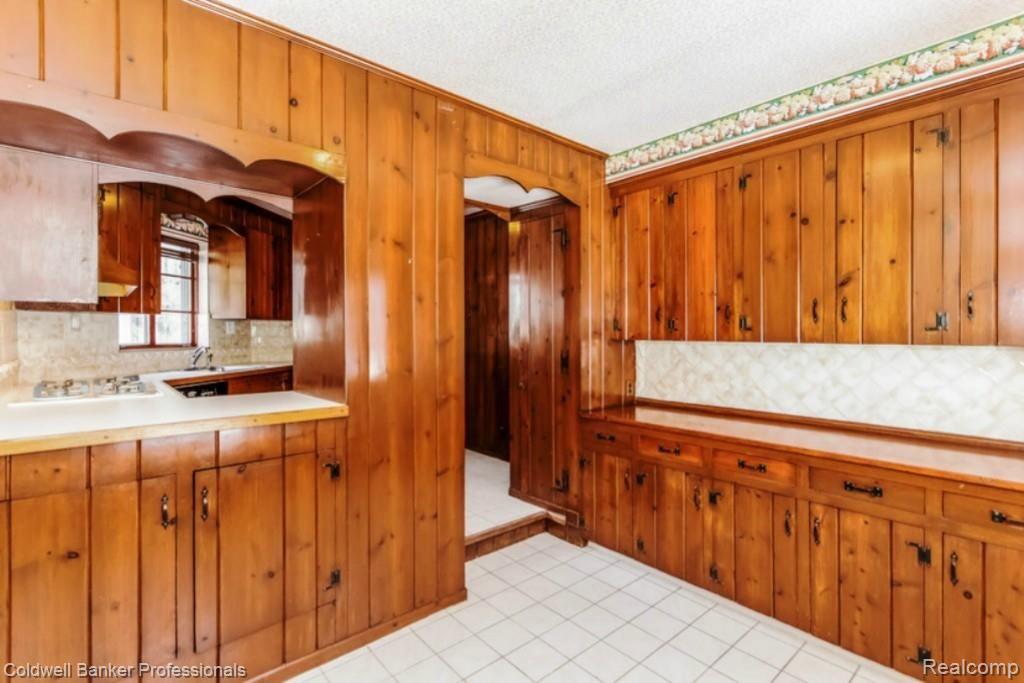 240 Vendome Road Grosse Pointe, MI 48236 - Photo 10 of 33 016-Mudroom-1461203-mls.jpg