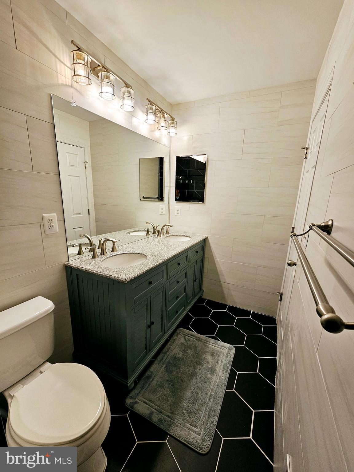 15939 Eagle Feather Drive Woodbridge, VA 22191 - Photo 23 of 39 Upper Level Full Bathroom