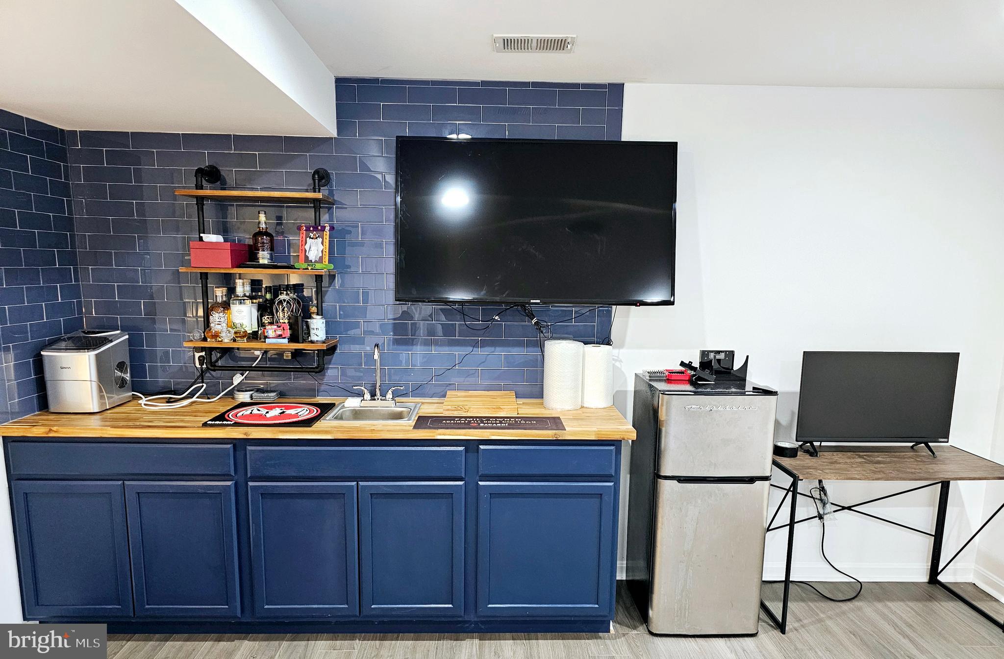 15939 Eagle Feather Drive Woodbridge, VA 22191 - Photo 31 of 39 Lower Level Wet Bar