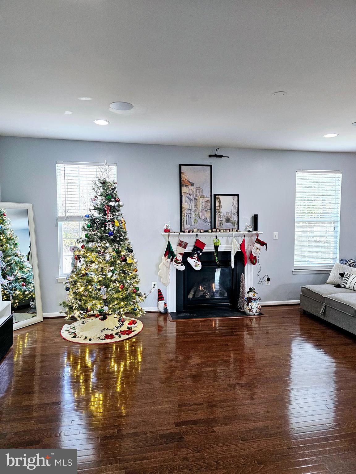 15939 Eagle Feather Drive Woodbridge, VA 22191 - Photo 4 of 39 Main Level Living Room