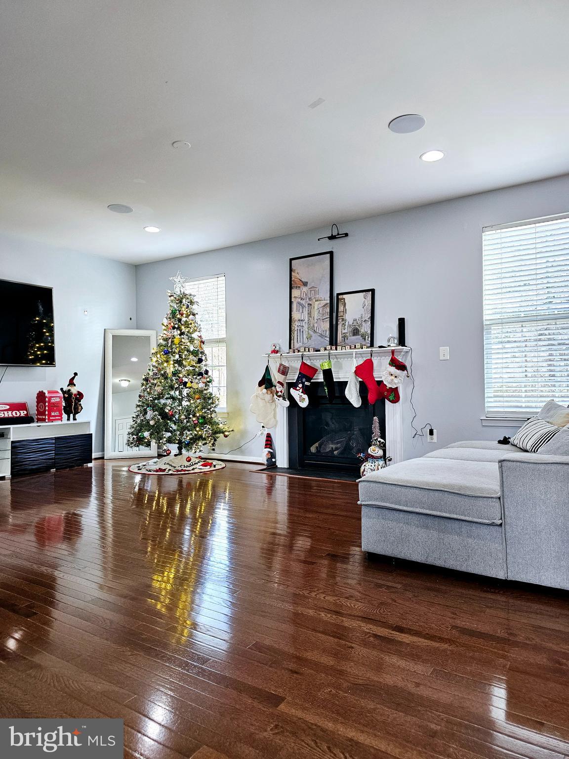 15939 Eagle Feather Drive Woodbridge, VA 22191 - Photo 5 of 39 Main Level Living Room
