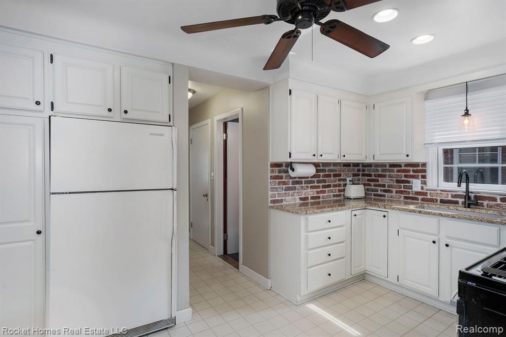 1629 Prestwick Road Grosse Pointe Woods, MI 48236 - Photo 13 of 37