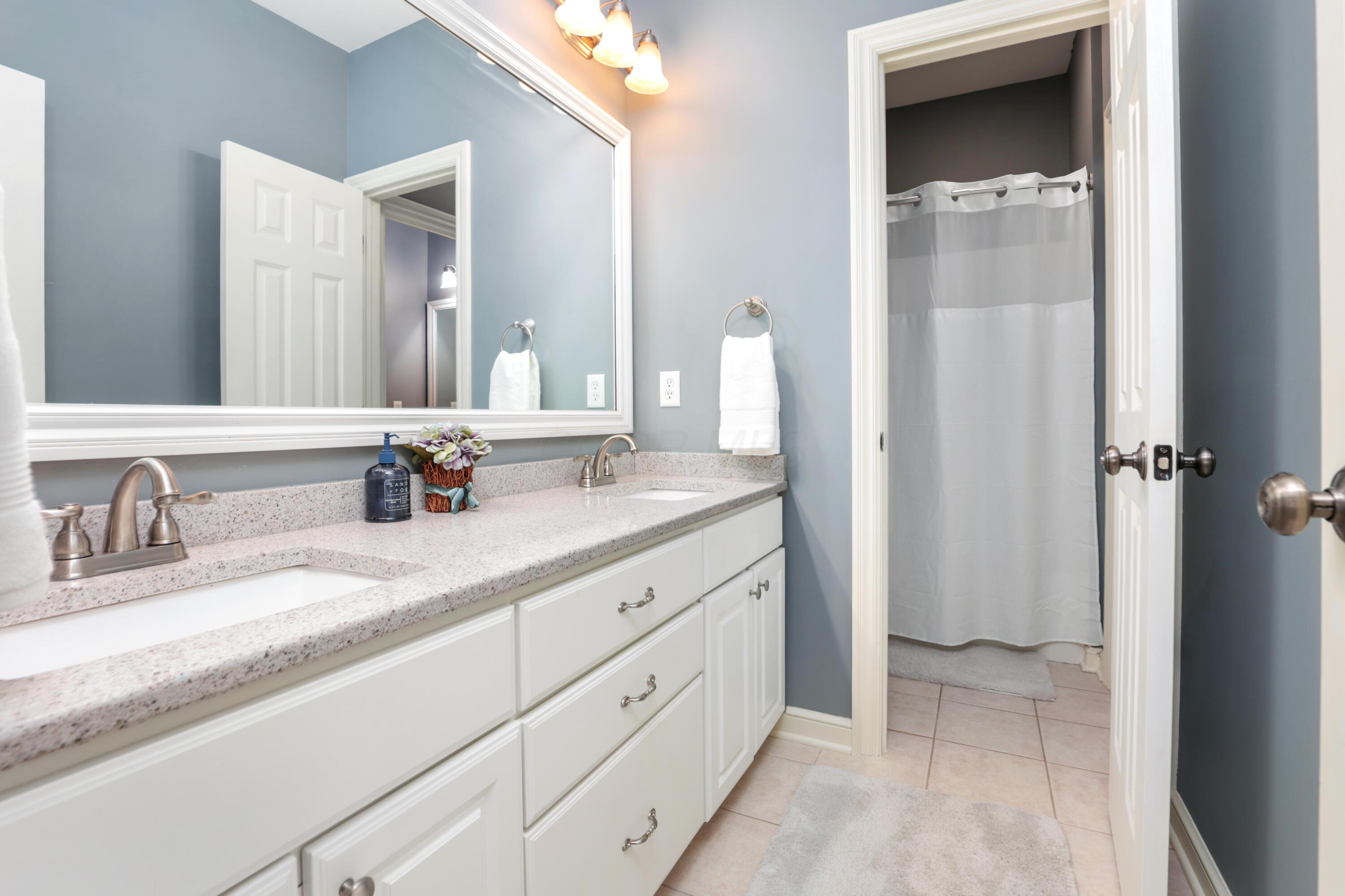 1167 Ridge Road Northeast Lancaster, OH 43130 - Photo 39 of 85 Jack & Jill Bath