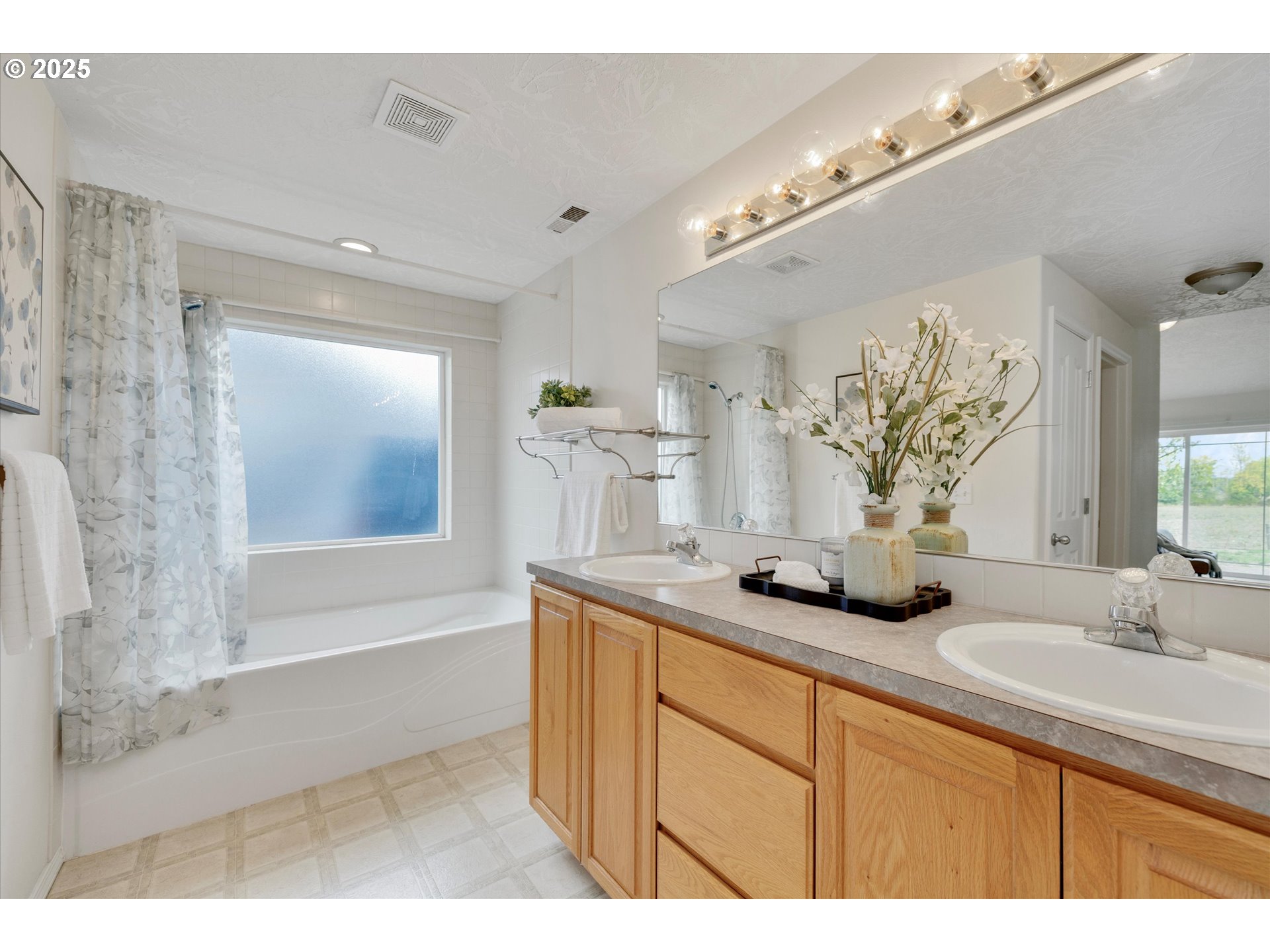 1237 Mt View Lane Molalla, OR 97038 - Photo 19 of 36 Bathroom, Attached