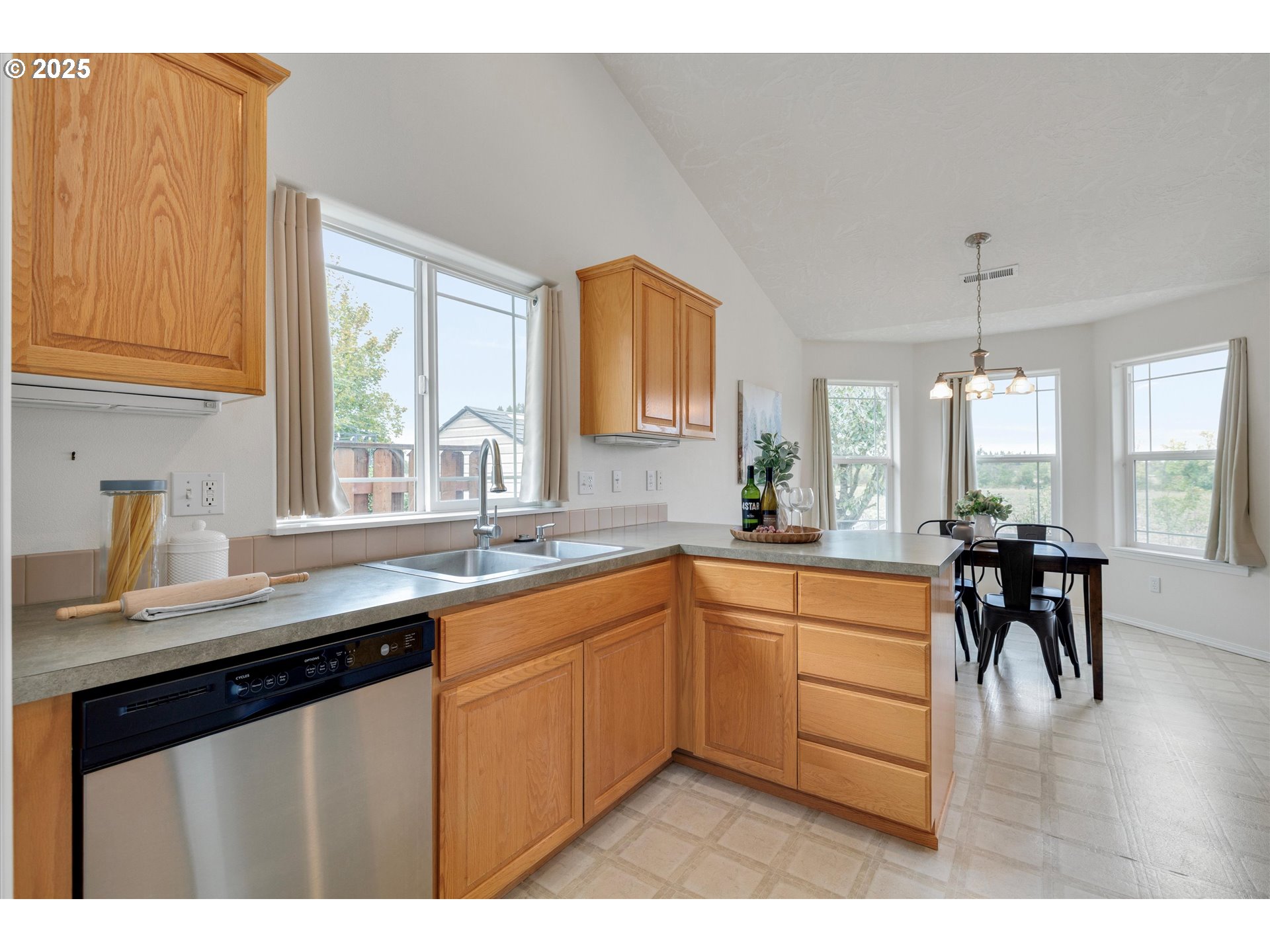 1237 Mt View Lane Molalla, OR 97038 - Photo 7 of 36 Kitchen/Nook