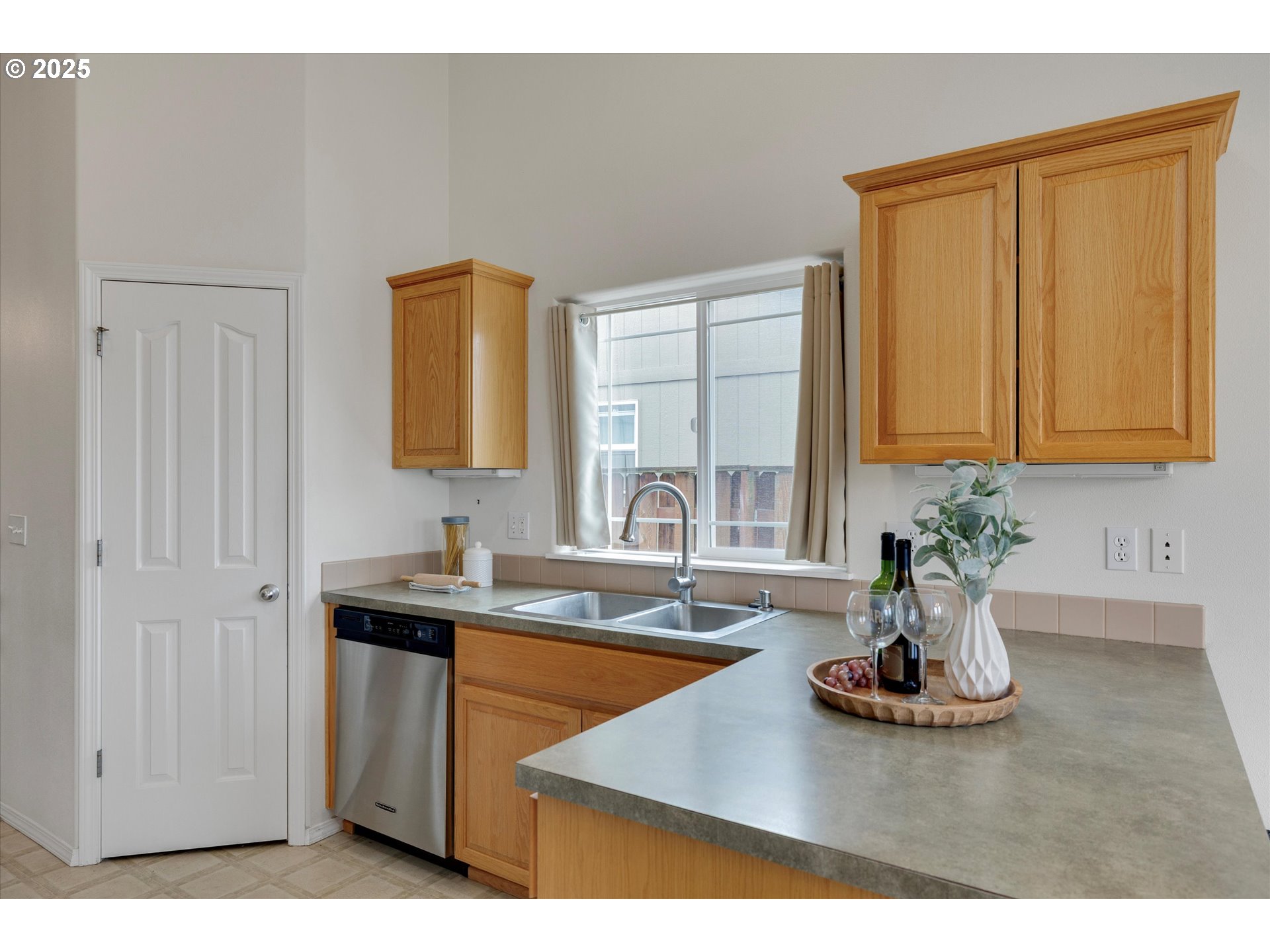 1237 Mt View Lane Molalla, OR 97038 - Photo 9 of 36 Kitchen