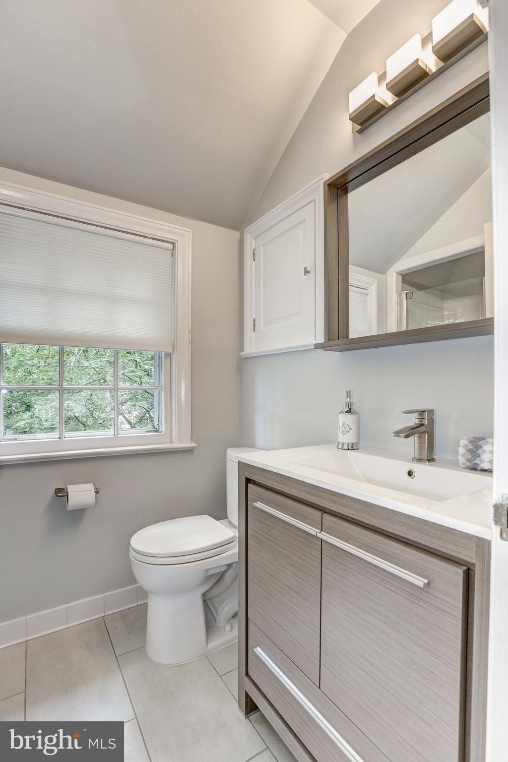 5911 Cobalt Road Bethesda, MD 20816 - Photo 14 of 27 Sleek and modern renovation of MBA