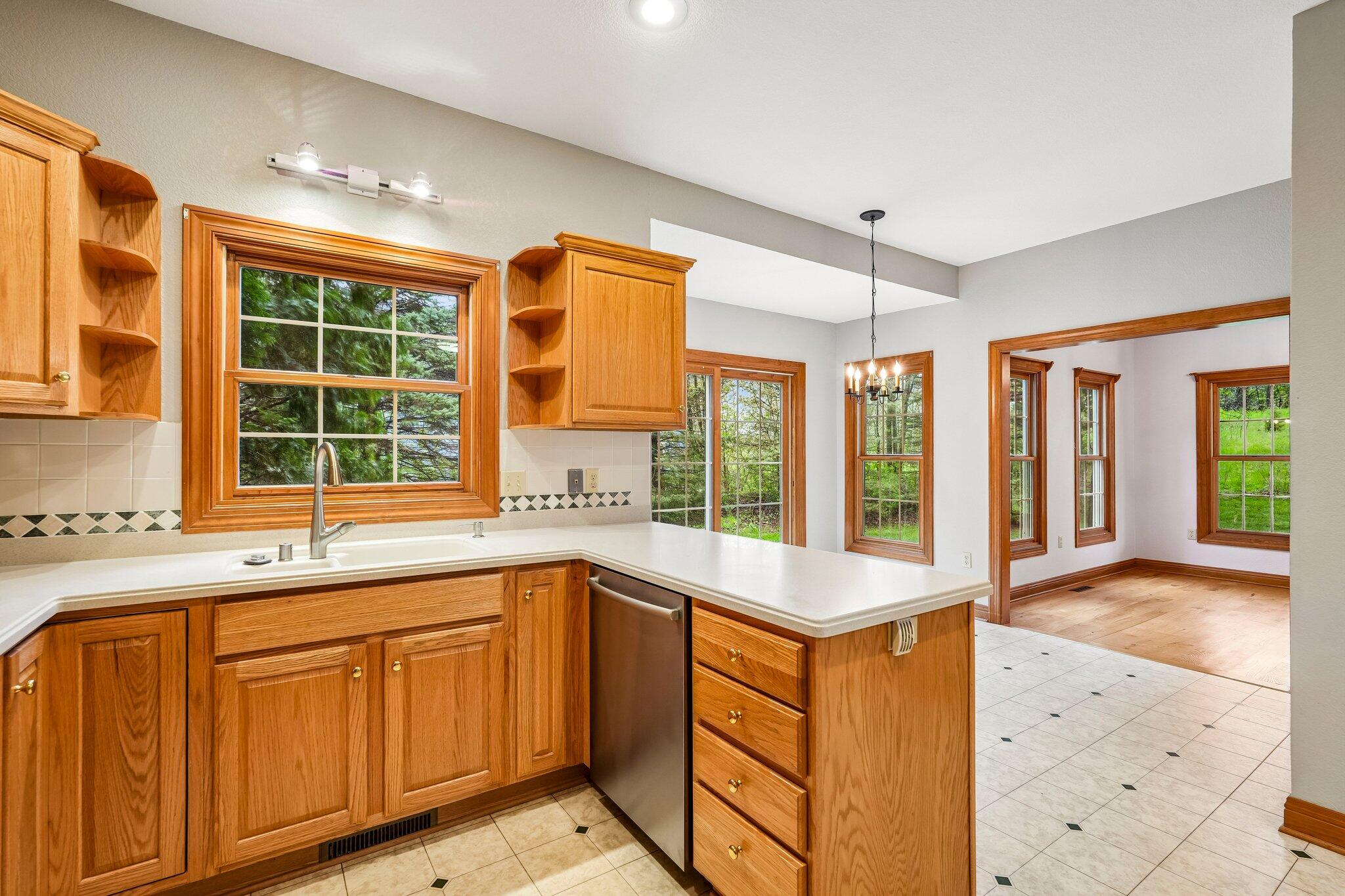 398 Oneida Street Delafield, WI 53018 - Photo 25 of 53 Kitchen and dinette