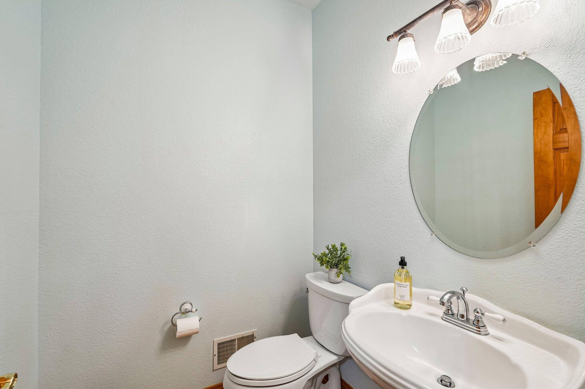 398 Oneida Street Delafield, WI 53018 - Photo 28 of 53 Main floor powder room