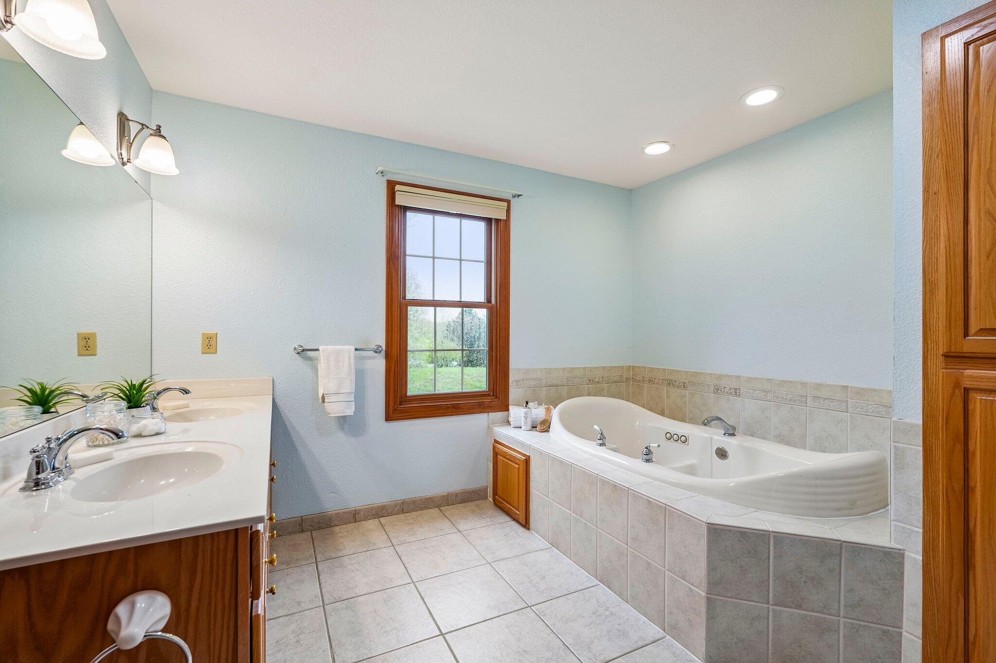 398 Oneida Street Delafield, WI 53018 - Photo 36 of 53 Spa like primary bath