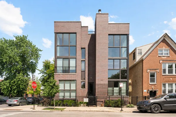 $824,900 | 2047 North Leavitt Street, Unit 2S, Chicago, IL 60647
