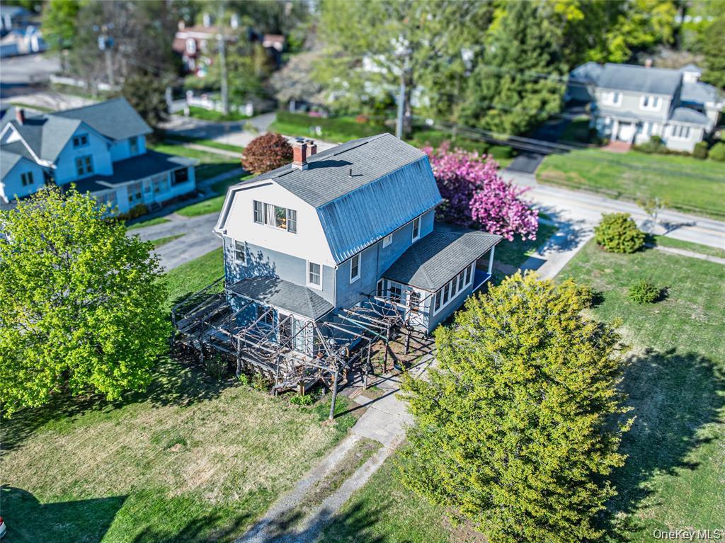 630 New Suffolk Road Cutchogue, NY 11935 - Photo 4 of 33 a front view of a house with a yard