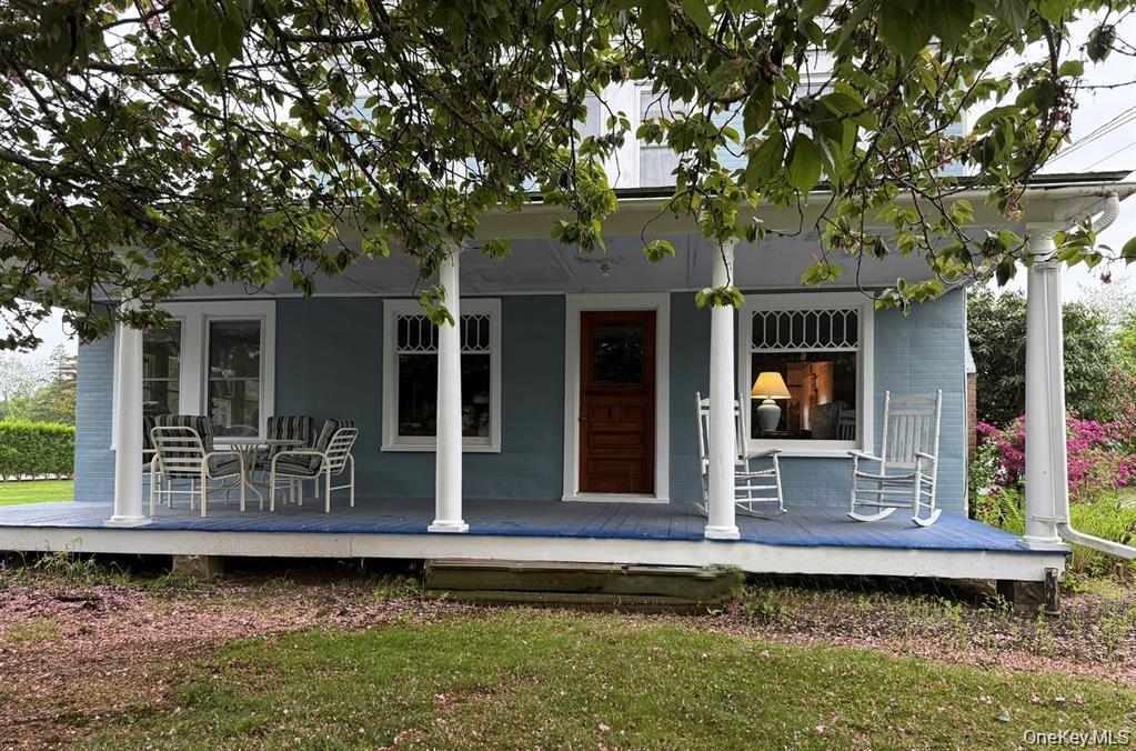 630 New Suffolk Road Cutchogue, NY 11935 - Photo 7 of 33 a front view of a house with a garden