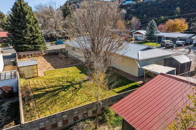 a view of a house with a backyard