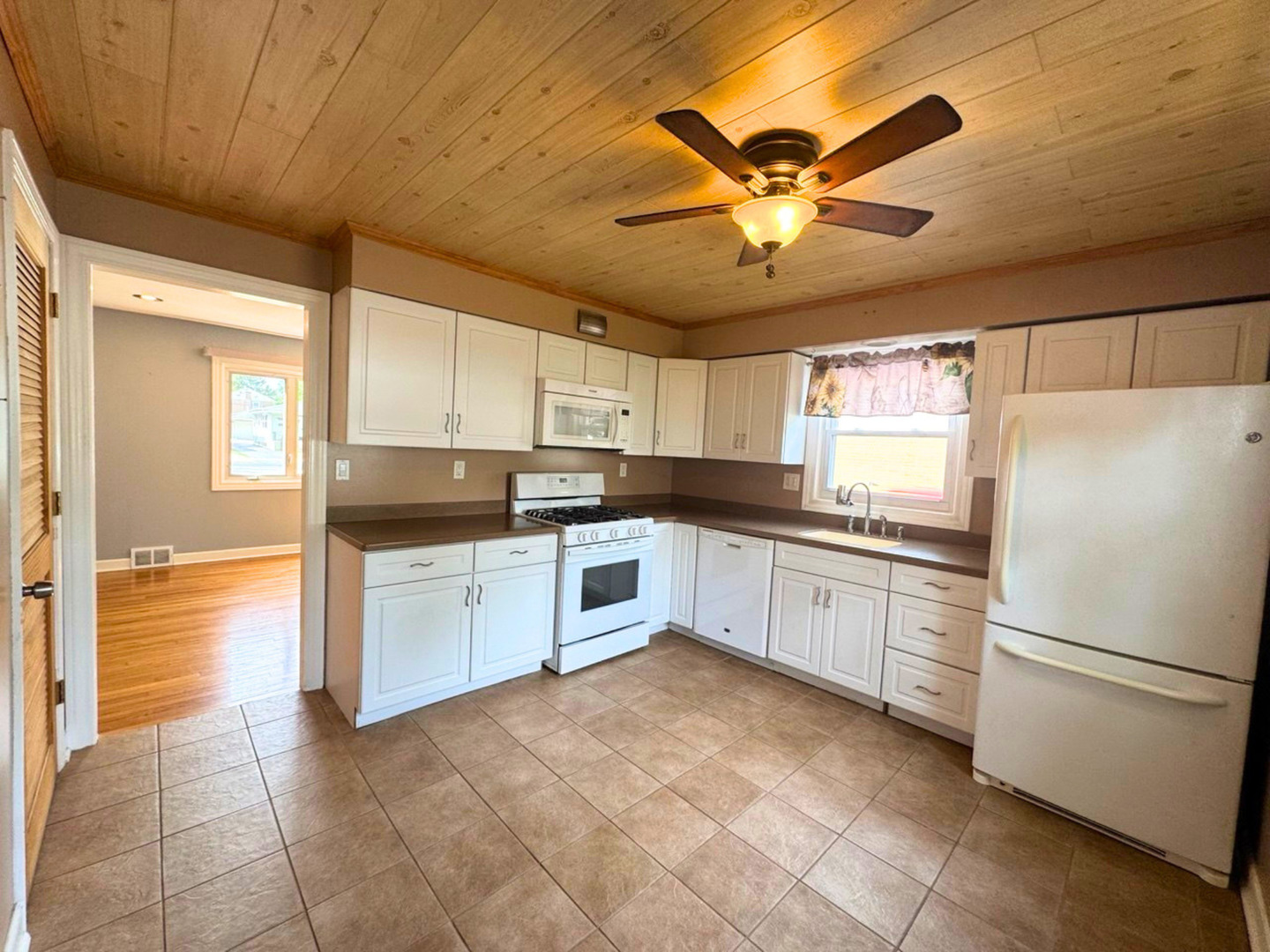 817 Spring Road Elmhurst, IL 60126 - Photo 4 of 15 Gallery Image 4