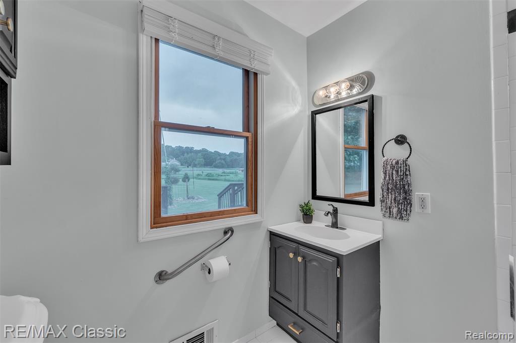 917 Middle Road Highland, MI 48357 - Photo 40 of 97