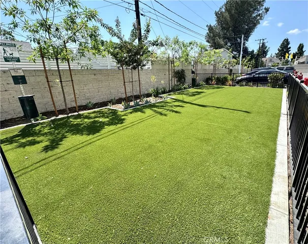 a view of a backyard