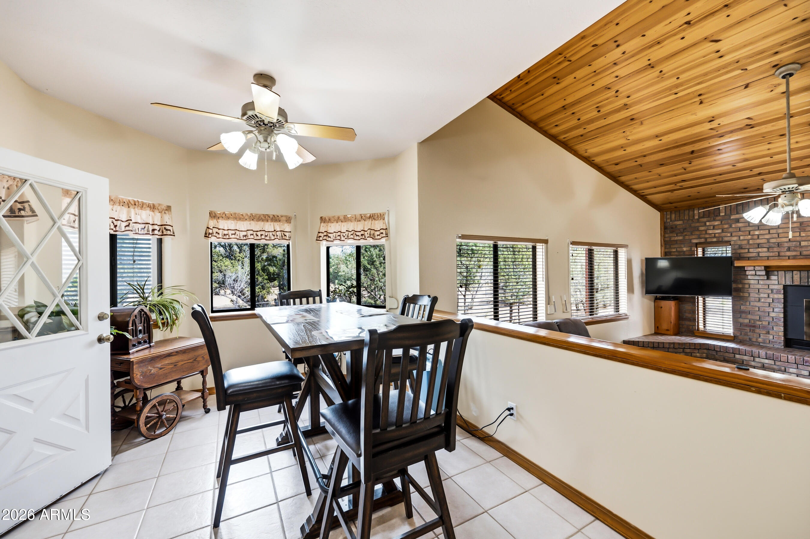 3071 Ponderosa Road Overgaard, AZ 85933 - Photo 30 of 72 Breakfast nook with bay window