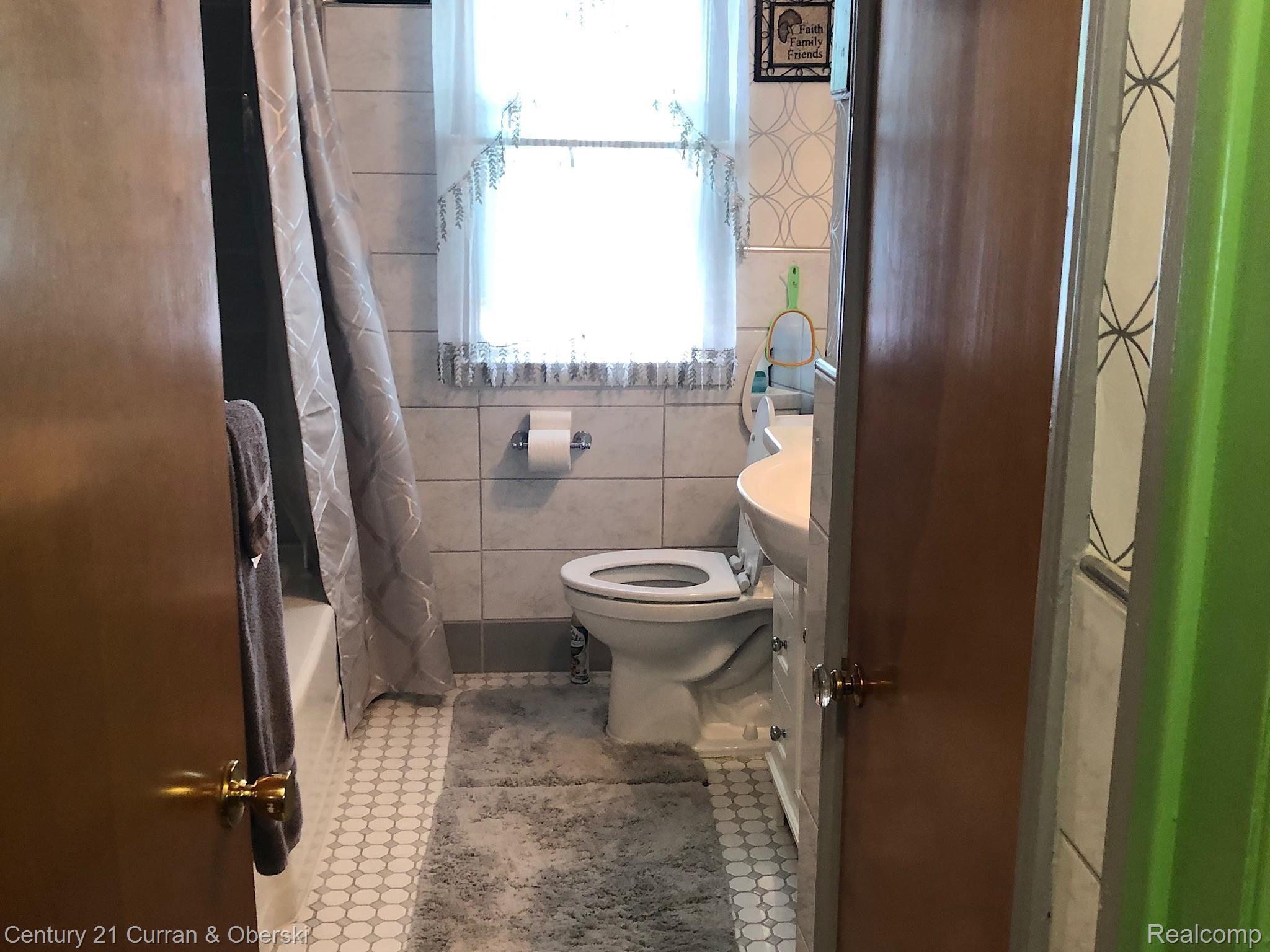 4022 Beech Daly Road Inkster, MI 48141 - Photo 10 of 19 4022 Beech Daly Main Floor Bathroom