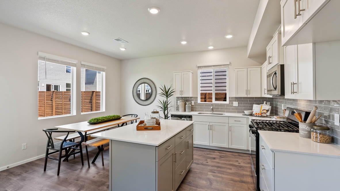 61175 Southeast Splendor Lane Bend, OR 97702 - Photo 8 of 35 008 kitchen and dining