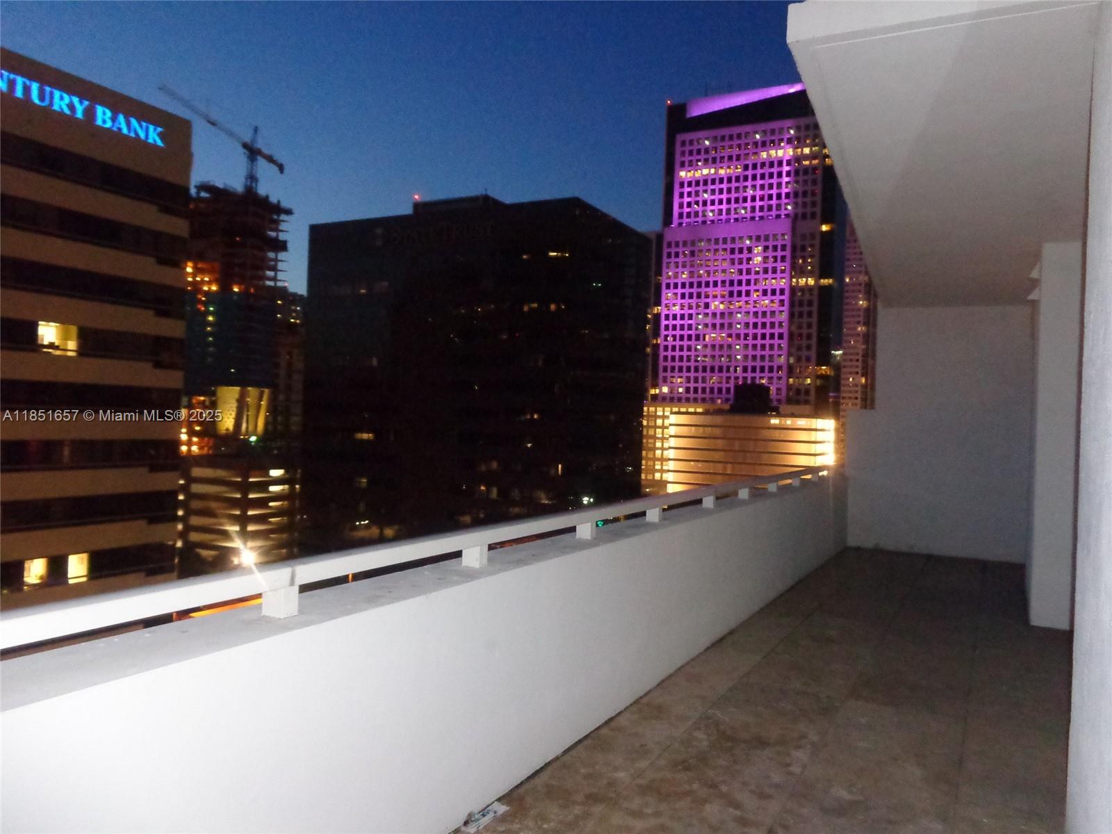 951 Brickell Avenue, Unit 1007 Miami, FL 33131 - Photo 14 of 25 a view of counter top