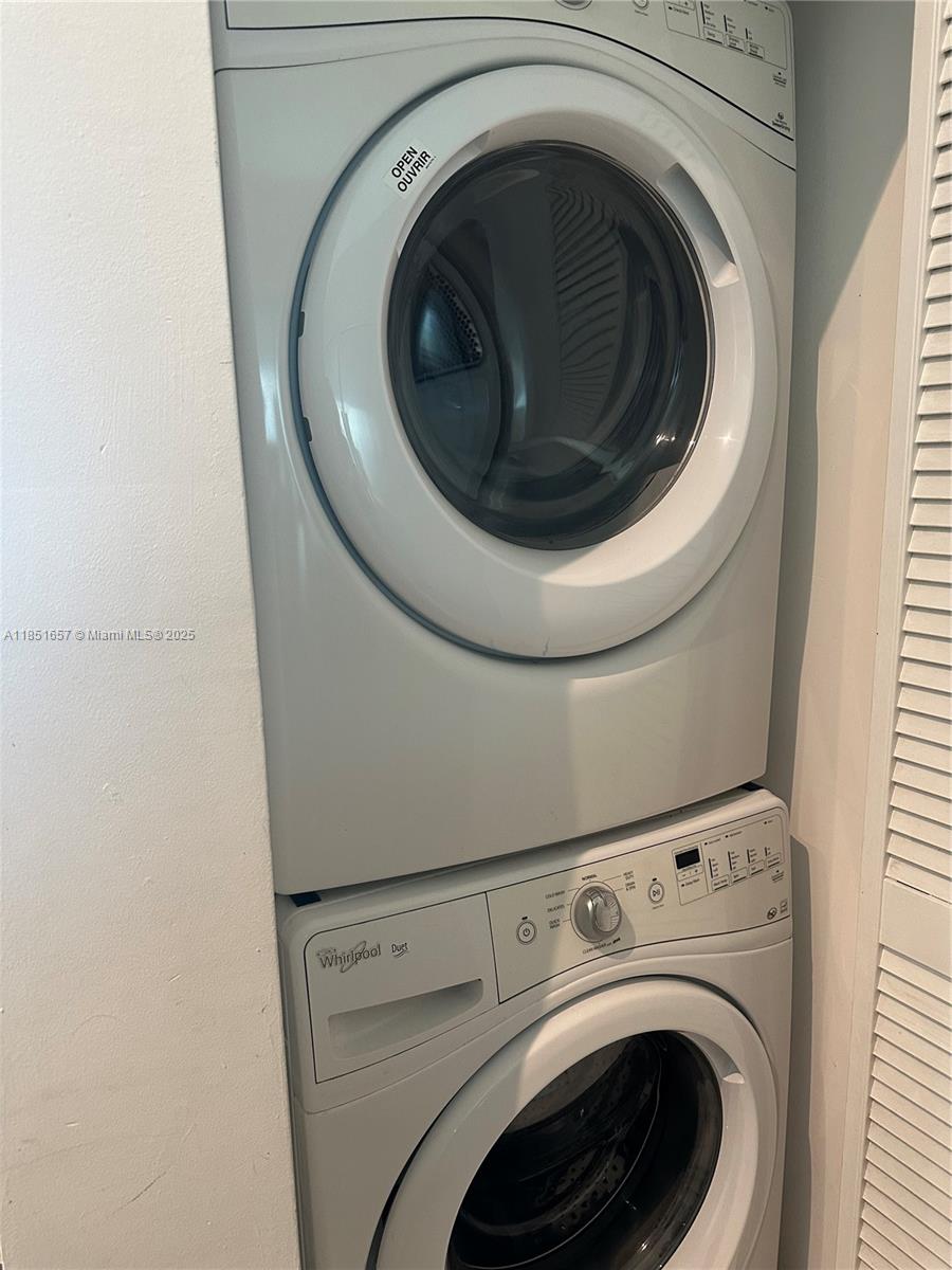 951 Brickell Avenue, Unit 1007 Miami, FL 33131 - Photo 25 of 25 a utility room with dryer and washer