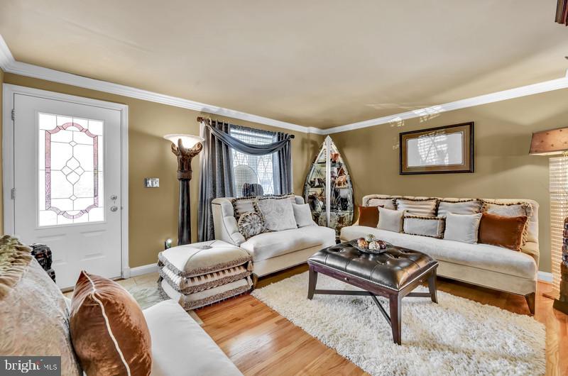 715 Wicklow Road Baltimore, MD 21229 - Photo 5 of 22 Living Room
