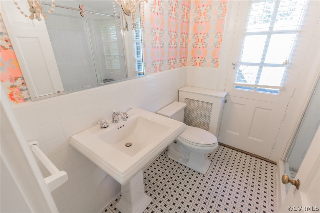 3814 Dover Road Richmond, VA 23221 - Photo 30 of 48 The full hall bathroom is shared between Bedroom 2