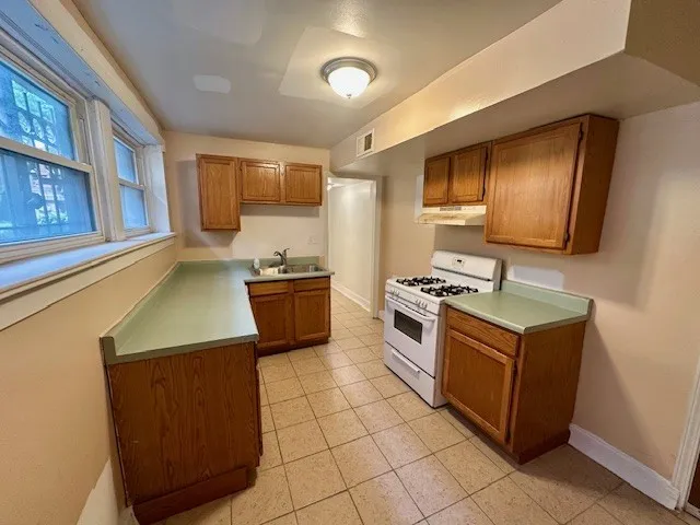 $89,900 | 947 East Hyde Park Boulevard, Unit G, Chicago, IL 60615