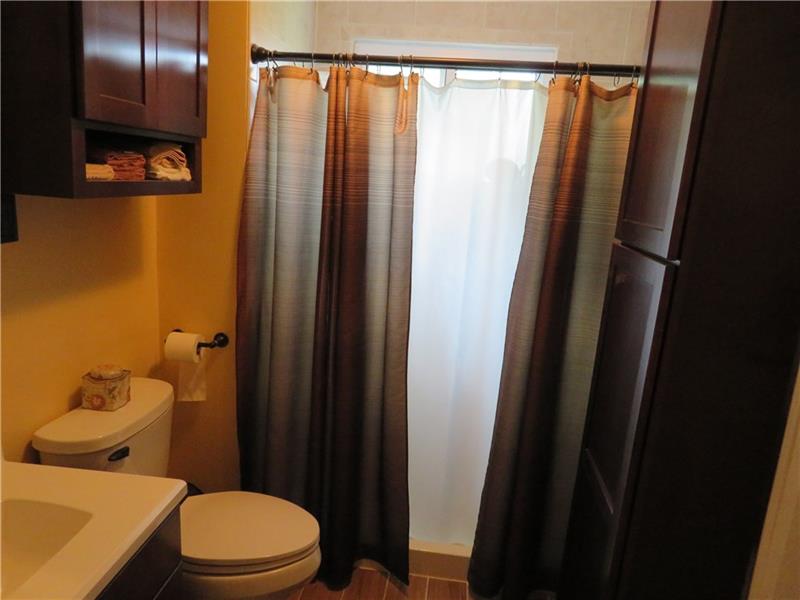 210 Fitz Henry Road Smithton, PA 15479 - Photo 17 of 19 Ceramic Bath