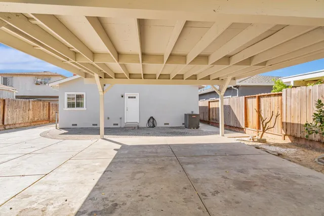 a view of a backyard