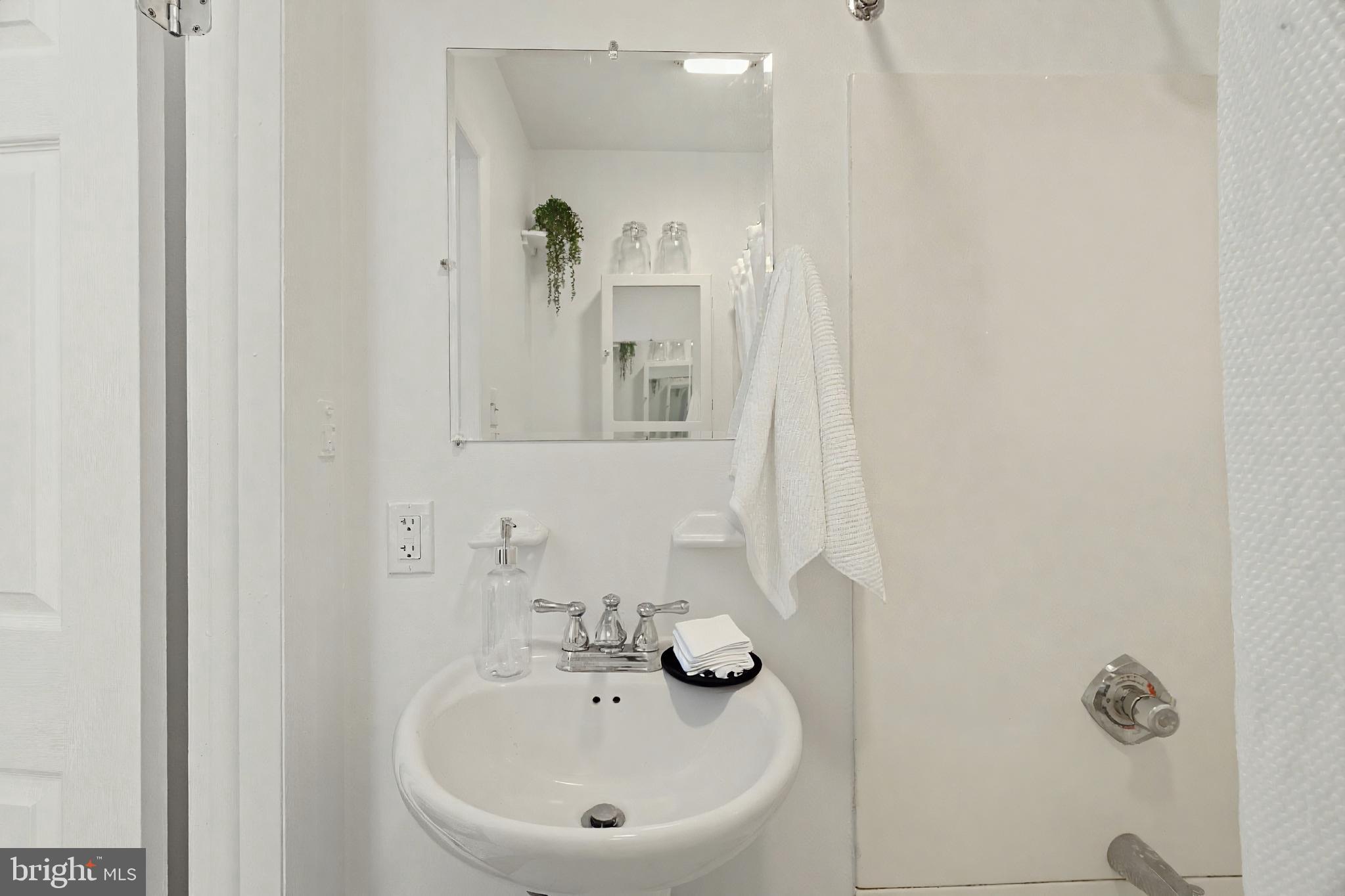 1109 Spruce Street, Unit 1F Philadelphia, PA 19107 - Photo 11 of 17