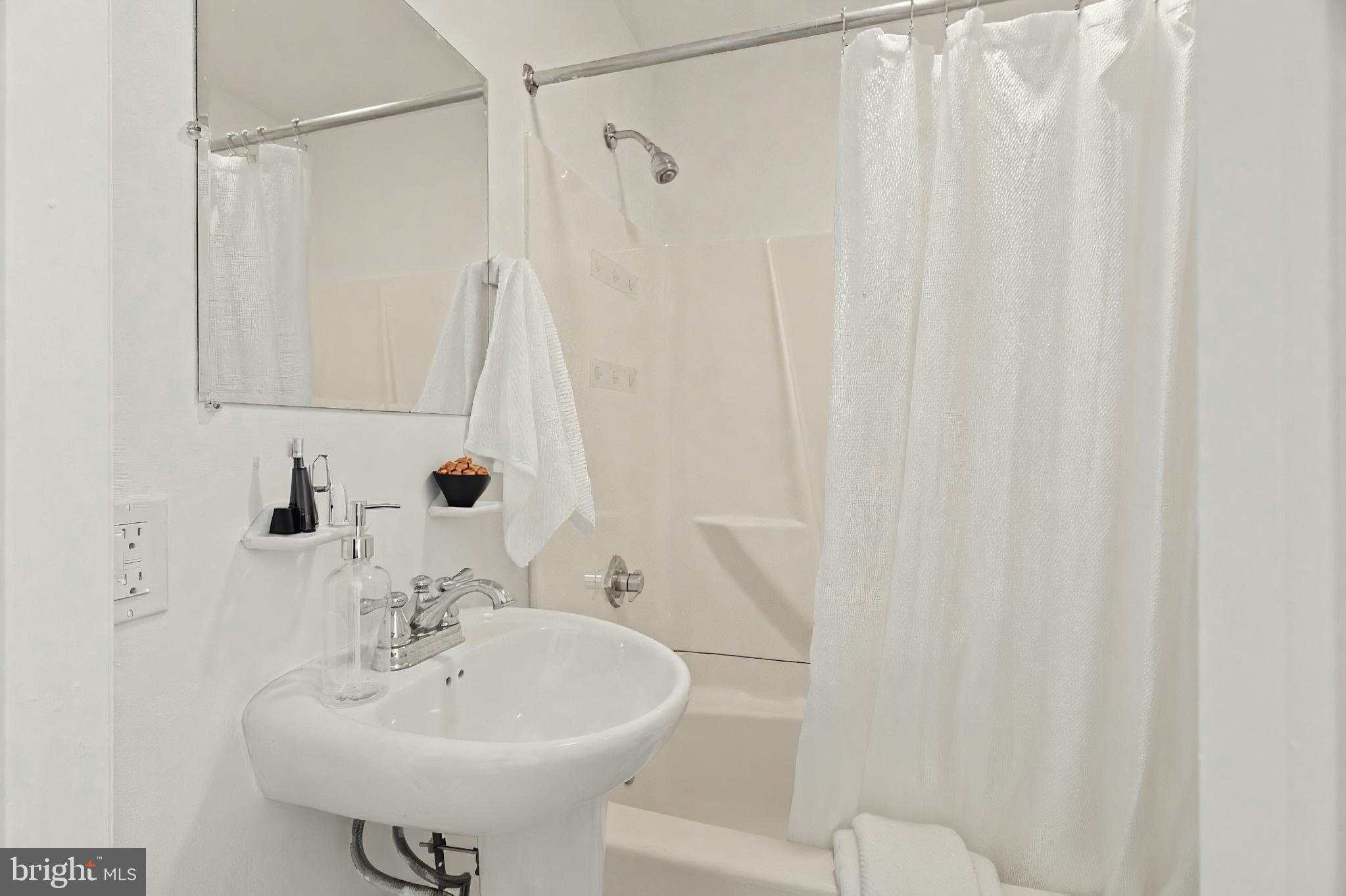 1109 Spruce Street, Unit 1F Philadelphia, PA 19107 - Photo 10 of 17