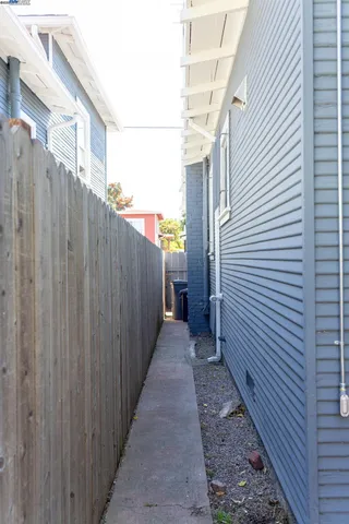 a view of a pathway with a white house