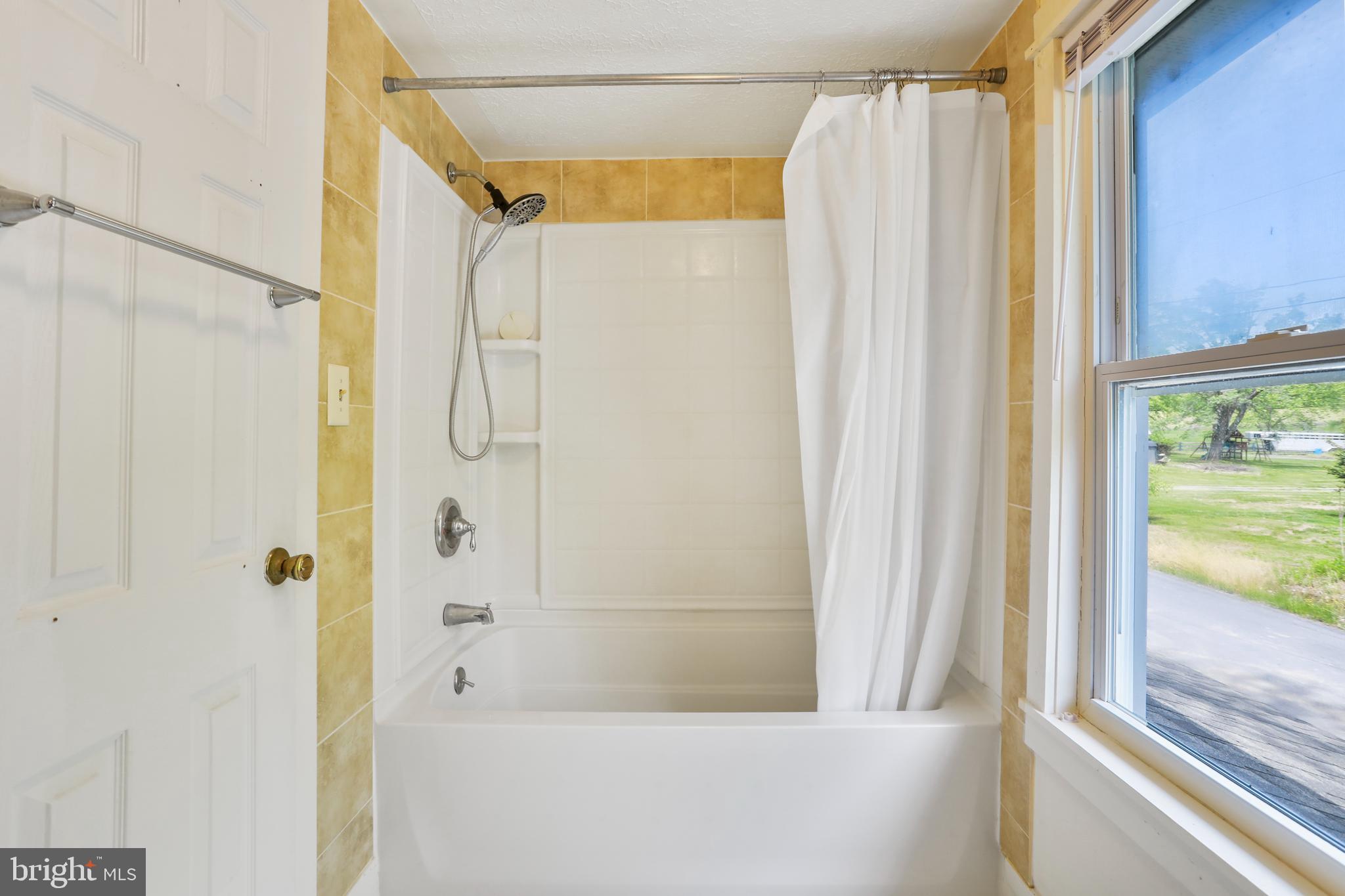 37 Corner Road Edinburg, VA 22824 - Photo 29 of 42 Full bathroom