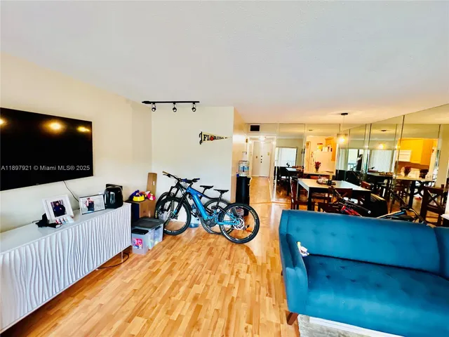 $235,900 | 1021 Mockingbird Lane, Unit 215, Plantation, FL 33324