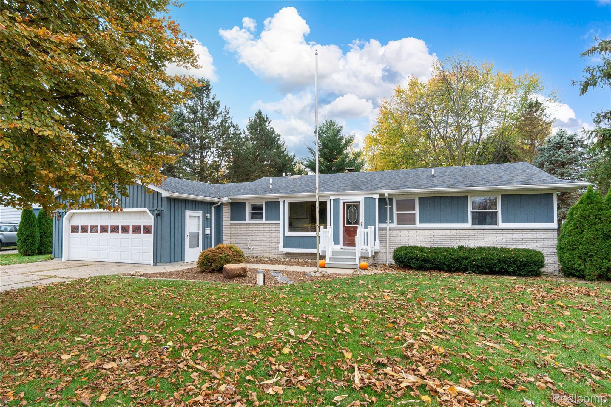 1423 North Long Lake Road Fenton, MI 48430 - Photo 1 of 30 Exteriors (2 of 15).jpg