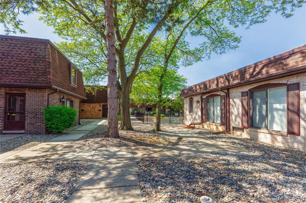 5055 Crooks Road, Unit 15 Royal Oak, MI 48073 - Photo 4 of 22