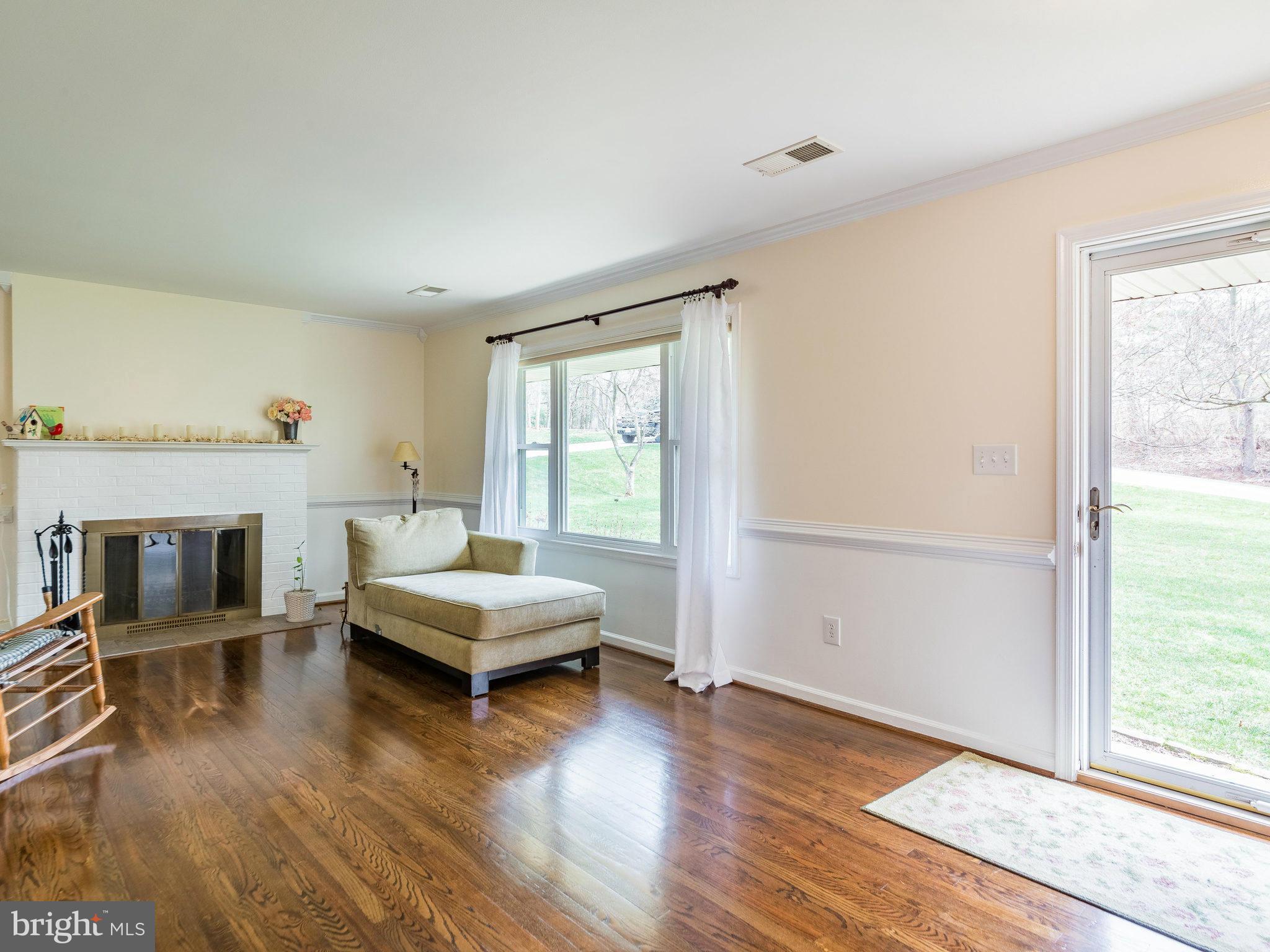 1118 Springvale Road Great Falls, VA 22066 - Photo 3 of 30 Living Room