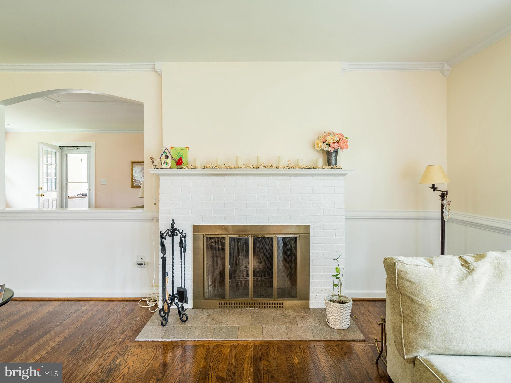 1118 Springvale Road Great Falls, VA 22066 - Photo 4 of 30 Living Room