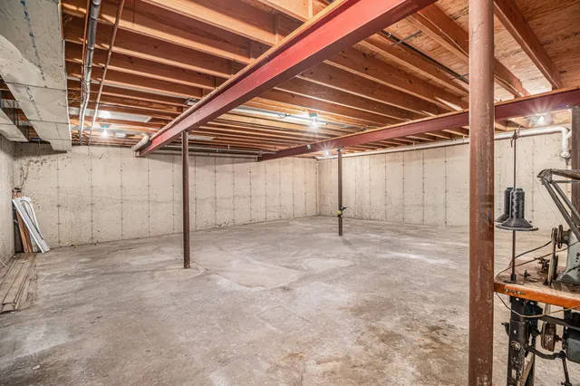 a view of a house with backyard and garden