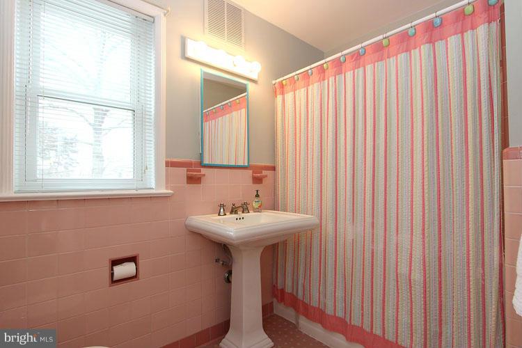 3229 Park View Road Chevy Chase, MD 20815 - Photo 22 of 29 Hall Bath
