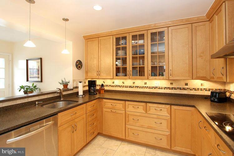 3229 Park View Road Chevy Chase, MD 20815 - Photo 7 of 29 REMODELED Kitchen w/Silestone