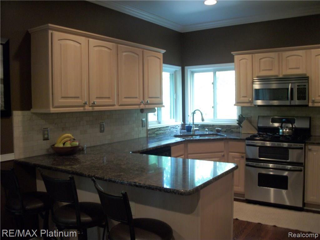 10770 South Splitstone Pinckney, MI 48169 - Photo 10 of 42 100_3630.JPG