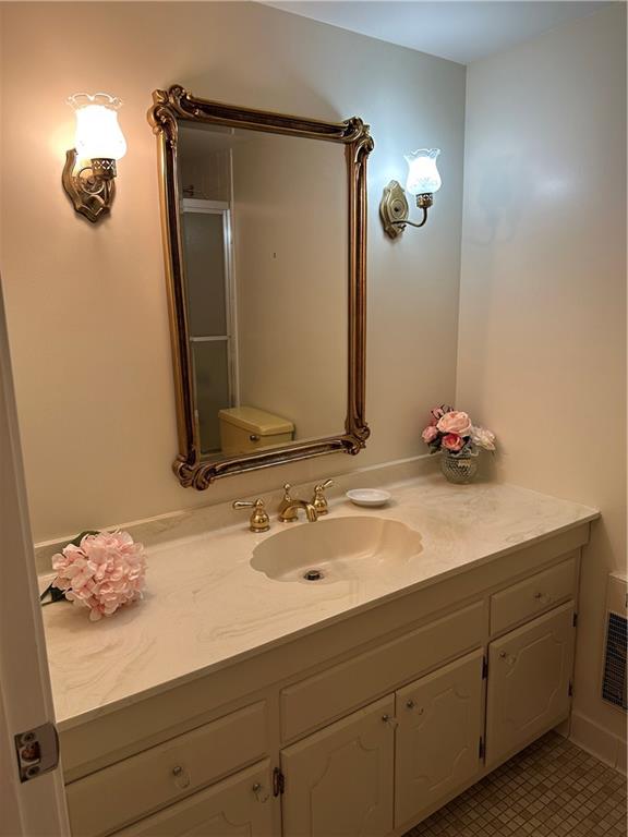 1500 Cochran Road, Unit 515 Pittsburgh, PA 15243 - Photo 21 of 30 Primary bedroom bathroom.