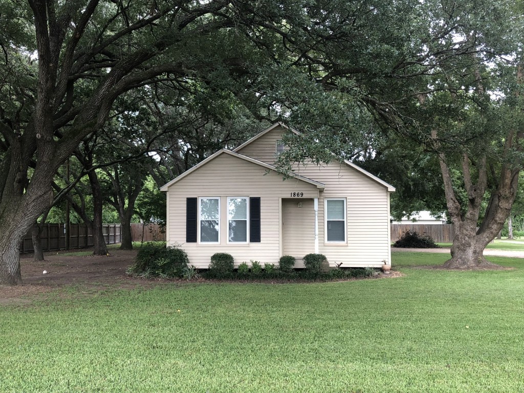 1873 FM 1163 Road El Campo, TX 77437 - Photo 25 of 48 a front view of house with yard and green space