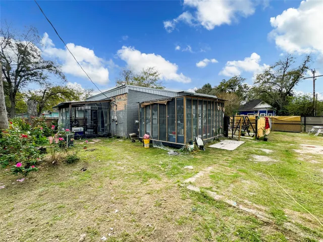 a view of a house with backyard