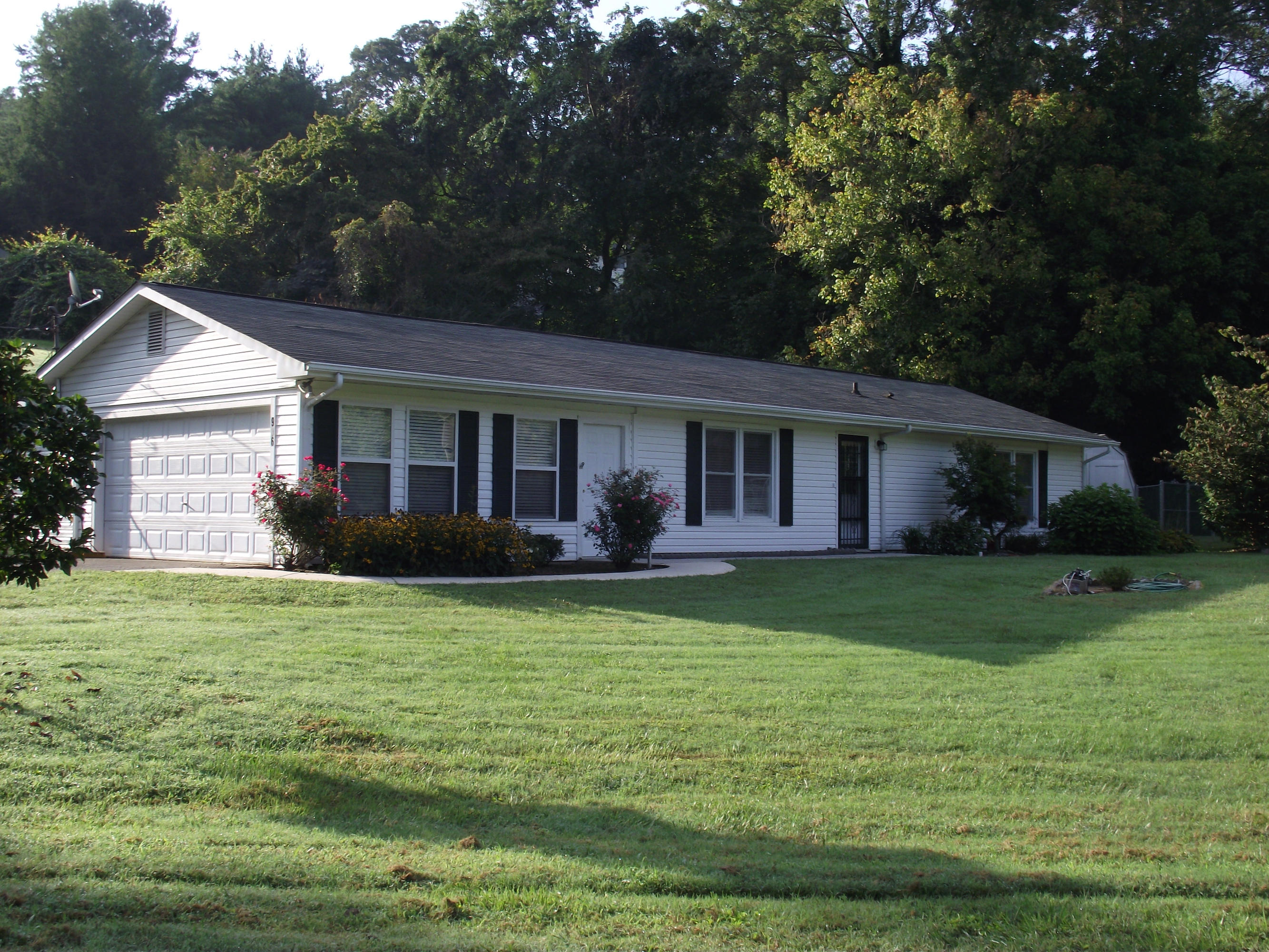906 Valley Road Kingston, TN 37763 - Photo 2 of 30 010
